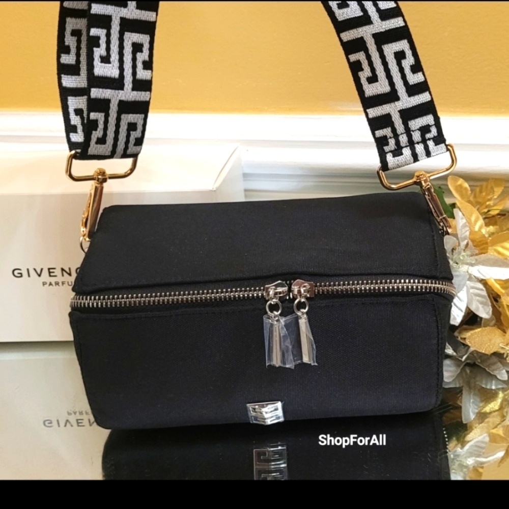 Givenchy - Picture 2 of 16